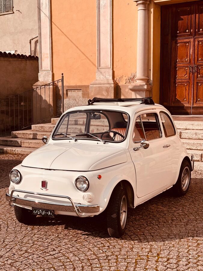 Fiat 500 L 1971 — vista completa davanti a edificio storico