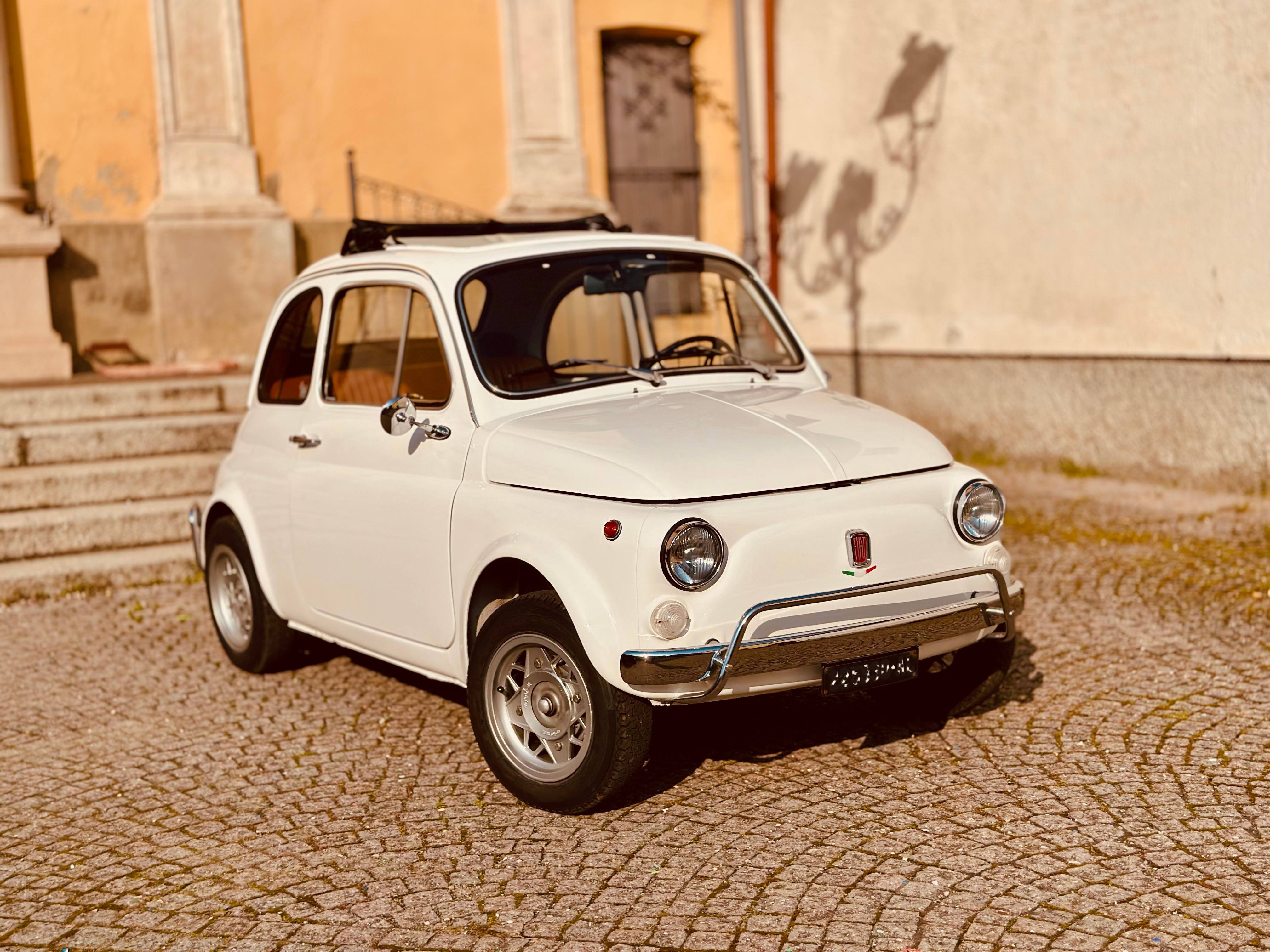 Fiat 500 L 1971 — vista anteriore in piazza storica