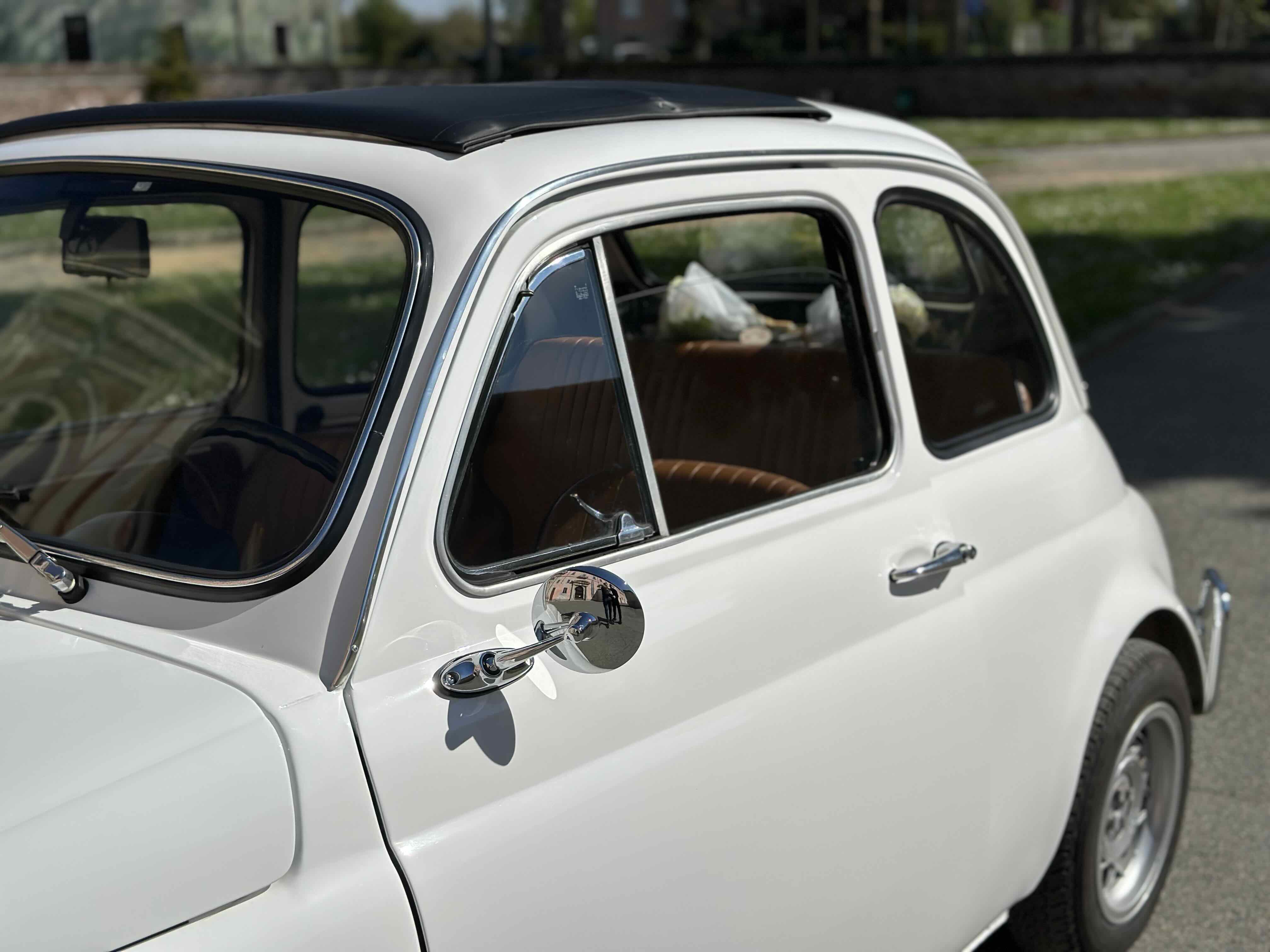 Fiat 500 L 1971 — dettaglio laterale con finiture cromate