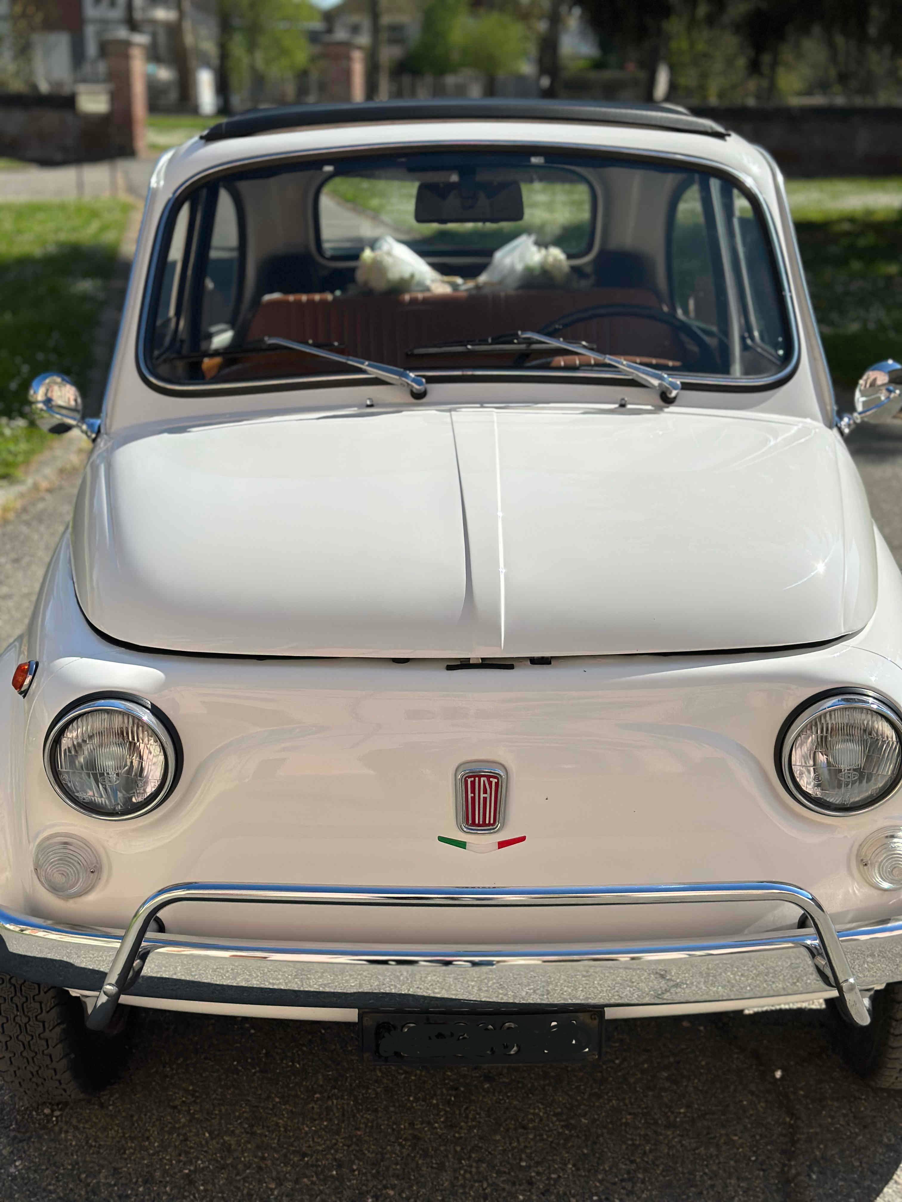 Fiat 500 L 1971 — frontale classico con allestimento floreale