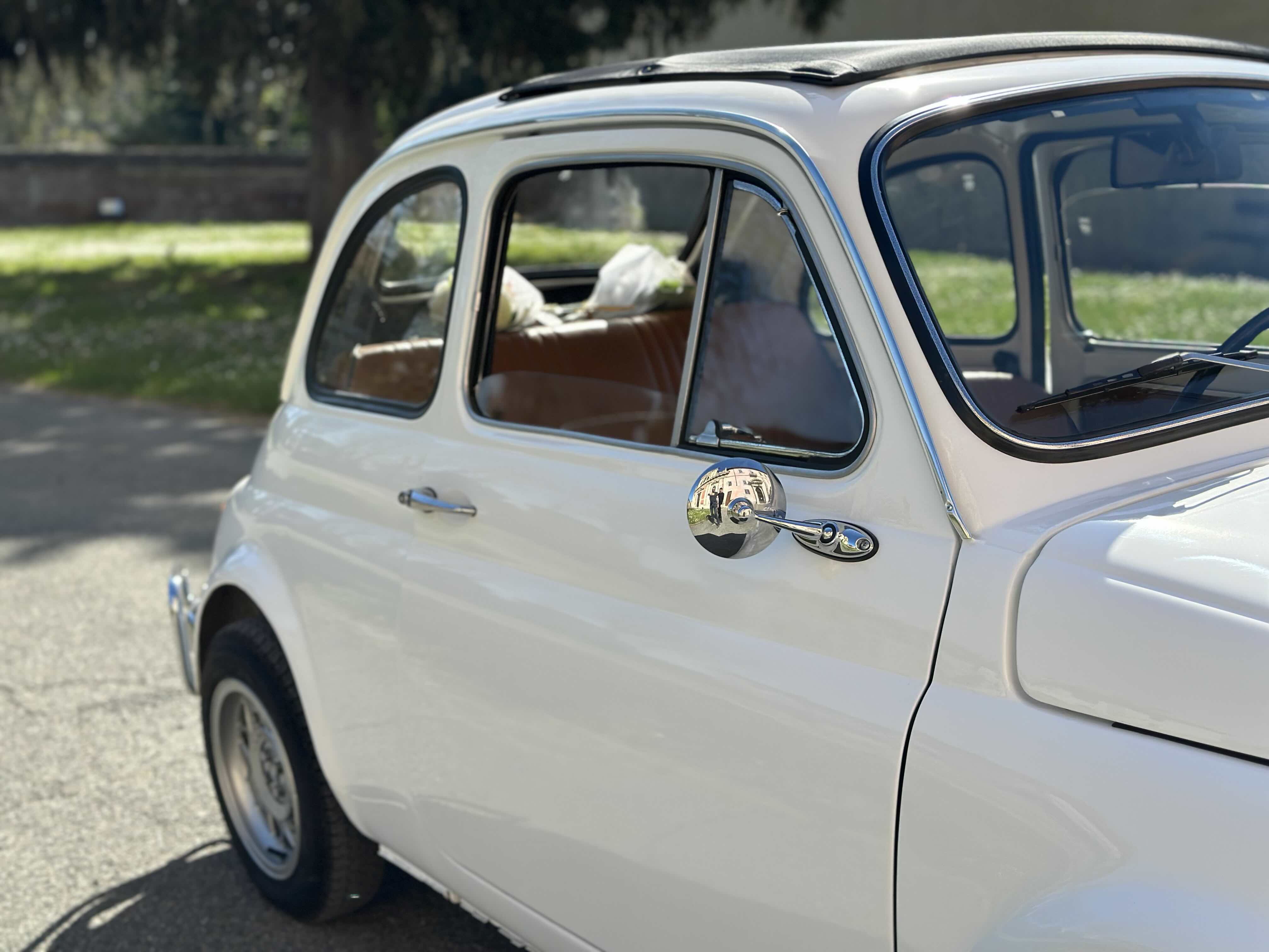 Fiat 500 L 1971 — fiancata bianca con riflessi e cromature